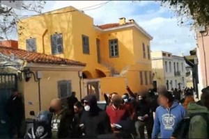 ΝΔ για επίθεση Ρουβίκωνα στο σπίτι Καραμανλή: Οι θρασύδειλοι τραμπούκοι δεν πρόκειται να εκφοβίσουν κανέναν