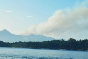 Ολονύκτια μάχη για να περιοριστεί η φωτιά στη βόρεια Κέρκυρα - Νέα μηνύματα 112 για εκκενώσεις οικισμών