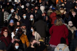 Goldman Sachs: Τα τέσσερα σενάρια για την παγκόσμια οικονομία μετά την εμφάνιση της μετάλλαξης Όμικρον