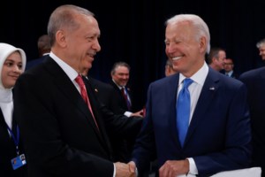 Η στιγμή που ο Ερντογάν κάνει κεφαλιά με μπάλα που του δώρισε ο πρόεδρος της FIFA [Βίντεο]