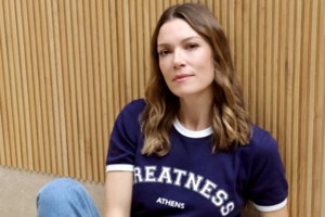 Βίκυ Καγιά: Το ξεχωριστό στιλ στο κέντρο της Αθήνας - Με Chanel loafers και μακριές λευκές κάλτσες [εικόνες] - εικόνα 4