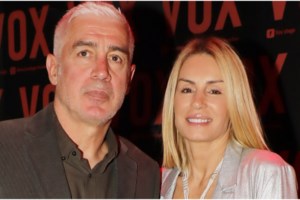 Αντώνης και Βάσω Νικοπολίδη: Περήφανοι γονείς στην αποφοίτηση των δίδυμων παιδιών τους - Οι Τήβεννοι και το μάξι φόρεμα της Μαριτίνας - εικόνα 7