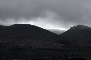 Δύσκολη νύχτα στην Ολυμπιάδα Χαλκιδικής: Μάχη για να μην υπερχειλίσει ξανά το ρέμα [βίντεο]