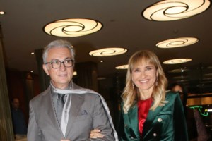 Μάρα Ζαχαρέα: Το πρωινό μαύρο ταγιέρ της είναι η επιτομή της κομψότητας - Οι ιδιαίτερες μανσέτες και η μίνι φούστα - εικόνα 7