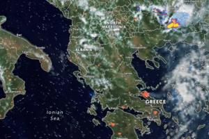 Νύχτα κόλαση στην Εύβοια: Καίγονται σπίτια στη Λίμνη - Εγκλωβισμένοι σε Κεχριές και Μουρτιά [εικόνες] - εικόνα 6