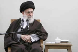 Το Ιράν δημοσίευσε φωτογραφία του Χαμενεΐ διαψεύδοντας τις φήμες για την υγεία του