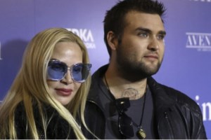 Στην Ελλάδα ο Νίκολας Κέιτζ για τα γυρίσματα της νέας του ταινίας: Δέχθηκε επίθεση από σμήνος μελισσών στα Μέγαρα