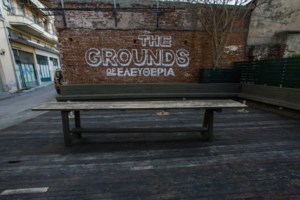 Ερημιά στις Εθνικές Οδούς, αυξημένη κίνηση εντός Αθήνας - Επί ποδός 5.000 αστυνομικοί