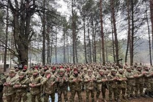 Χιλιάδες Ουκρανοί εγκαταλείπουν το Κίεβο: "Ποδοπατιούνται" για να μπουν στα τρένα [εικόνες] - εικόνα 5