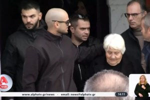 Στέλιος Ρόκκος: Συγκινημένος στην πρώτη του εμφάνιση στη σκηνή, μετά τον θάνατο του αδερφού του [Βίντεο]