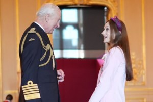 Έπος: Ο βασιλιάς Κάρολος παίζει το "φεγγαράκι μου λαμπρό" με ένα… καρότο [εικόνες, βίντεο] - εικόνα 3