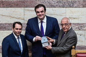 Κόντρα Μαρινάκη - Μάντζου για "Φραπέ": "Αν κληθεί με βίαιη προσαρμογή, δε θα απαντήσει" - "Ομερτά για το σκάνδαλο" - εικόνα 2