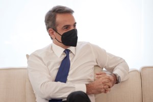 Συνάντηση του πρωθυπουργού με Μασούτη και Μπρατάκο: Ανάγκη να συγκρατηθούν οι τιμές