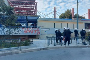 Μαζικές συλλήψεις για την επίθεση με τρικάκια στα γραφεία της ΝΔ: Χειροπέδες σε 111 άτομα