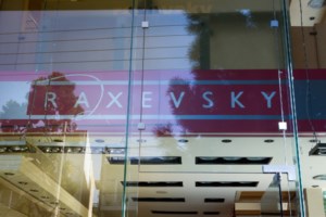 Ξανά στο στόχαστρο των πλειστηριασμών η οικογένεια Μαμιδάκη - Στο "σφυρί" ακίνητο στο Πόρτο Χέλι