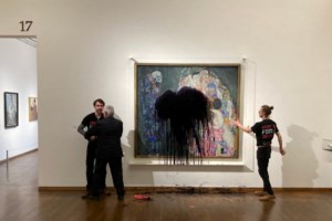 Φλωρεντία: Έξαλλος ο δήμαρχος της πόλης απομακρύνει με τις κλωτσιές ακτιβιστή που βανδάλιζε το Παλάτσο Βέκιο [Βίντεο] - εικόνα 2