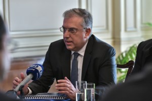 Θεοδωρικάκος: Επιπλέον τετραγωνικά σε ανοικτούς χώρους ή μείωση τελών για τα καταστήματα εστίασης