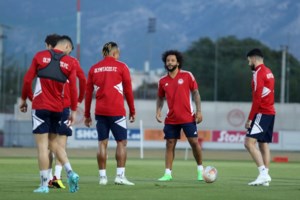 Επεισόδια στο "Καραϊσκάκης": Συμπλοκή οπαδών του Ολυμπιακού με ΜΑΤ - Σιδερόβεργα καρφώθηκε στο πόδι αστυνομικού