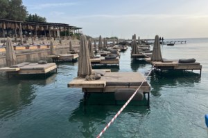 Ρόδος: Στο αυτόφωρο ο νόμιμος εκπρόσωπος του beach bar με τις αυθαίρετες κατασκευές μέσα στη θάλασσα