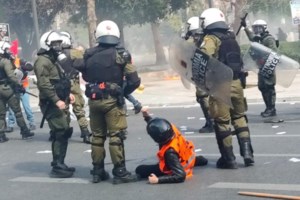 Ολοκληρώθηκαν οι απεργιακές συγκεντρώσεις στην Αθήνα - Επεισόδια στο Σύνταγμα, 12 προσαγωγές από την ΕΛΑΣ [βίντεο] - εικόνα 8