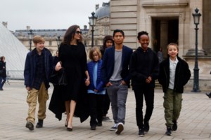 Αντζελίνα Τζολί - Σάιλο Τζολί Πιτ στην Καμπότζη: Το αέρινο look με λευκή τουνίκ και το total black της 15χρονης - εικόνα 8