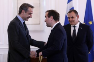 "Ο πρόεδρος των πλουσίων": Πυρά κατά Μακρόν επειδή παρασημοφόρησε στα κρυφά τον Τζεφ Μπέζος