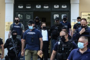 Γλυκά Νερά: Μέσα στο σπίτι της φρίκης - Ο δολοφόνος "σκηνοθετούσε" επί δύο ώρες με κάμερες, παράθυρο και Μονόπολη - εικόνα 5