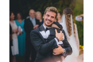 Άκης Πετρετζίκης: Τρελά κέφια σε βόλτα ντυμένος ασορτί με τον γιο του