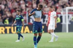 Europa League: Ο Ελ Αραμπί γλίτωσε τον Ολυμπιακό από νέα ήττα - 1-1 με Σλόβαν και όλα ανοιχτά