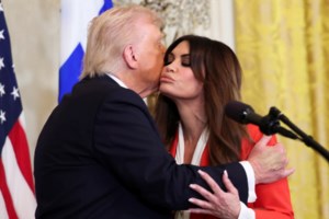 Κίμπερλι Γκίλφοϊλ: Δεν δείχνει να πτοείται που δεν... έρχεται στην Ελλάδα - Θηλυκή και αποφασισμένη με νέο λουκ - εικόνα 2