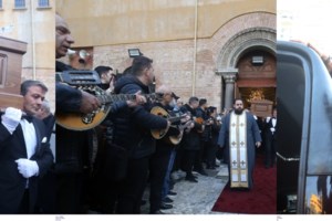 Με το "Νύχτα ξελογιάστρα" αποχαιρέτησαν στη Θεσσαλονίκη τον Βασίλη Καρρά - Λύγισε η σύζυγός του [εικόνες βίντεο] - εικόνα 4