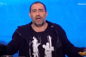 Ράδιο Αρβύλα: "Έχουμε αποδεκατιστεί" - Ο Αντώνης Κανάκης για το νέο κρούσμα κορονοϊού της εκπομπής