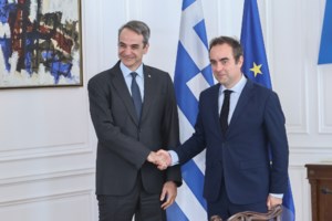 Στην Αγία Βαρβάρα ο Μητσοτάκης: Η συνάντηση με Ουκρανούς, η Λάρα της ΕΛΑΣ και η ατάκα "Είσαι κούκλος από κοντά" [βίντεο] - εικόνα 6