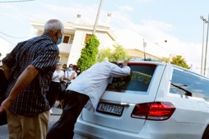 Εύοσμος - Συγκλονίζει η μητέρα του 15χρονου θύματος ξυλοδαρμού: Τον χτυπούσαν ανελέητα και δεν επενέβη κανένας