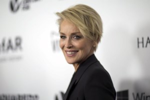 Η Σάρον Στόουν έκανε την πρώτη δόση του εμβολίου - [Εικόνα]