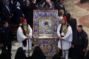 Ουρές πιστών από τα ξημερώματα για να προσκυνήσουν την εικόνα "Αξιον Εστί" [βίντεο]