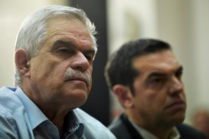 Γκάφα Πάσχου Μανδραβέλη- Κατηγόρησε την Αυγή ότι πουλάει σημαίες της χούντας, αλλά… - εικόνα 2