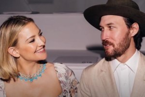 Για διακοπές στην Σκιάθο η Κέιτ Χάντσον -  Με την οικογένειά της σε πολυτελή κατοικία στις Αχλαδιές [Εικόνες - βίντεο]