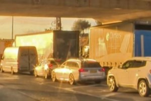 Φιάσκο στην Κακιά Σκάλα: Εισαγγελική έρευνα για το κλείσιμο της Εθνικής οδού λόγω πτώσης βράχων - εικόνα 2