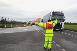 Οργισμένοι οδηγοί φορτηγών, αποκλεισμένοι στο Ντόβερ της Μεγάλης Βρετανίας, συνεπλάκησαν με αστυνομικούς [εικόνες και βίντεο]