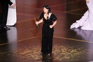 Τους ξάφνιασε όλους: Η Zendaya με δαχτυλίδι αρραβώνων και βέρα στη σκηνή των Οσκαρ - H Louis Vuitton δημιουργία [εικόνες] - εικόνα 4