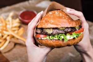 Πώς τρέφονται οι αιωνόβιοι; - Εξι καθηγητές του ΕΚΠΑ δίνουν "χρυσές" διατροφικές συμβουλές