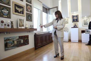 Στην ελληνική πρεσβεία στο Λονδίνο 32 αντικείμενα του Γ. Σεφέρη - Με πρωτοβουλία της Κατ. Σακελλαροπούλου