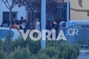 Οι ανεμβολίαστοι υγειονομικοί διαδηλώνουν με Πολάκη και βουλευτές του ΣΥΡΙΖΑ κατά του υποχρεωτικού εμβολιασμού [εικόνες] - εικόνα 4