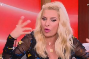 Ιωάννα Τούνη: Άβαφη, ταλαιπωρημένη αλλά πιο ευτυχισμένη από ποτέ με τον "μαλλιαρό έρωτά της" στην αγκαλιά της - εικόνα 3