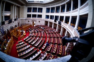 Βουλή: Ψηφίστηκε το νομοσχέδιο του Υπουργείου Παιδείας για τα ΑΕΙ - Απείχε από την ψηφοφορία ο ΣΥΡΙΖΑ