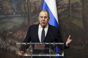 Με σοβιετικό...φούτερ έφτασε στην Αλάσκα ο Σεργκέι Λαβρόφ, λίγο πριν τη συνάντηση Τραμπ-Πούτιν [βίντεο]