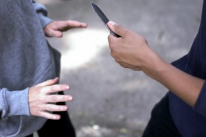 Βίντεο ντοκουμέντο: Η στιγμή που ληστές μπαίνουν με μαχαίρι σε φαρμακείο στα Άνω Λιόσια [βίντεο]