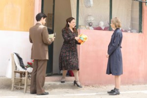 Άγριες Μέλισσες: Καρέ καρέ η πρώτη συνάντηση της εγκυμονούσας Δρόσως με τον υφασματέμπορα - Ένας έρωτας γεννιέται - εικόνα 10