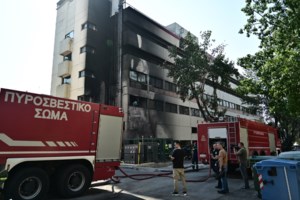 Χολαργός: Βίντεο ντοκουμέντο - Η στιγμή που ξεπηδούν οι φλόγες στο Metropolitan - Σκηνές αγωνίας έξω από το κτίριο [εικόνες - βίντεο] - εικόνα 13